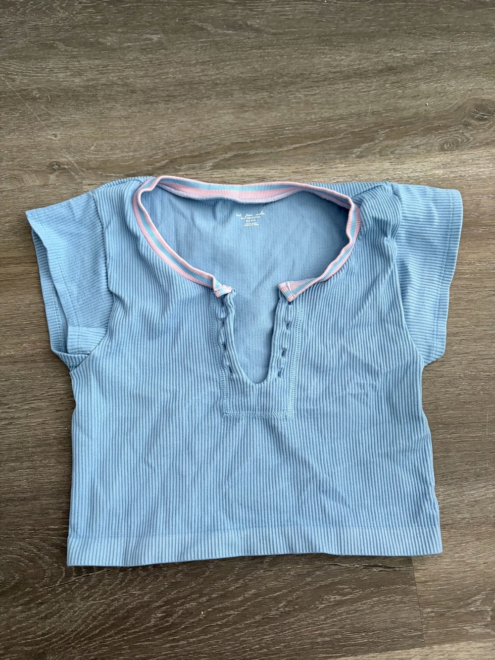 Light Blue Ribbed Cropped Tee with Pink Trim